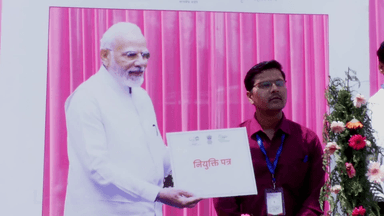 नव नियुक्त उत्साहित युवा को इज्जतनगर मण्डल पर आयोजित #RozgarMela के माध्यम से नियुक्ति पत्र वितरित किए गए।