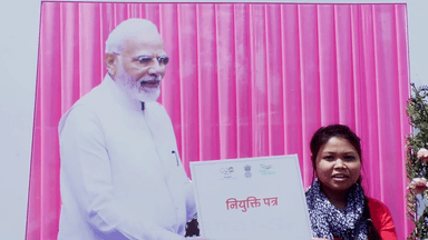 नव नियुक्त उत्साहित युवा को इज्जतनगर मण्डल पर आयोजित #RozgarMela के माध्यम से नियुक्ति पत्र वितरित किए गए।