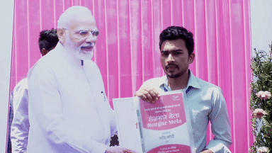 नव नियुक्त उत्साहित युवा को इज्जतनगर मण्डल पर आयोजित #RozgarMela के माध्यम से नियुक्ति पत्र वितरित किए गए।