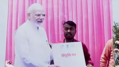 नव नियुक्त उत्साहित युवा को इज्जतनगर मण्डल पर आयोजित #RozgarMela के माध्यम से नियुक्ति पत्र वितरित किए गए।