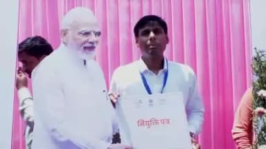 नव नियुक्त उत्साहित युवा को इज्जतनगर मण्डल पर आयोजित #RozgarMela के माध्यम से नियुक्ति पत्र वितरित किए गए।