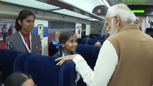 मा. प्रधानमंत्री जी ने एक बच्ची कि सुनी कविता.. 📢
@pm narendrmodiji