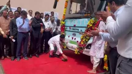 महाराष्ट्रदिनी मुख्यमंत्री <nis:link nis:type=tag nis:id=एकनाथशिंदे nis:value=एकनाथशिंदे nis:enabled=true nis:link/> यांच्या हस्ते ई-शिवनेरी बसचे लोकार्पण करण्यात आले.