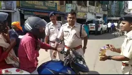 पुलिस अधीक्षक लोहरदगा द्वारा  पावरगंज चौक में वाहन चेकिंग अभियान चला कर टैफिक नियमो का पालन करने वालो को प्रोत्साहित किया गया एवं टैफिक नियमो का उल्लघन करने वालो का वाहन जप्त कर चालान काटा गया।
