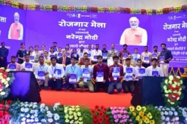 आज दिनांक 13.06.2023 को वाराणसी में छठवें रोज़गार मेले का सफ़ल आयोजन किया गया। नियुक्ति पत्र प्राप्त करते हुए युवा।