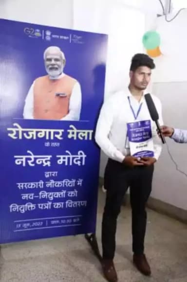 काशी नगरी में आयोजित रोज़गार मेला में युवा नियुक्ति पत्र मिलने के उपरान्त उत्साह पूर्वक अपनी प्रसन्नता व्यक्त करते हुए।