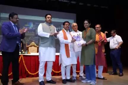 आज दिनांक 13 जून 2023 को रोजगार मेला मुरादाबाद में युवाओं जो दी गई नियुक्ति पत्र