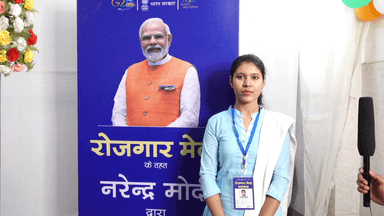 वाराणसी में आयोजित छठवें रोज़गार मेले में नियुक्ति पत्र प्राप्त कर उत्साहित हुए युवा।