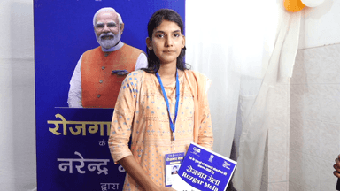 वाराणसी में आयोजित छठवें रोज़गार मेले में नियुक्ति पत्र प्राप्त कर युवा अपने विचार रखते हुए।