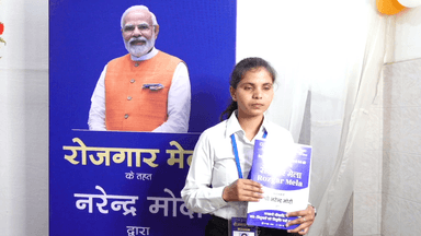 वाराणसी में आयोजित छठवें रोज़गार मेले में नियुक्ति पत्र प्राप्त कर युवा अपने विचार रखते हुए।