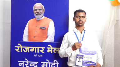 वाराणसी में आयोजित छठवें रोज़गार मेले में नियुक्ति पत्र प्राप्त कर युवा अपने विचार रखते हुए।