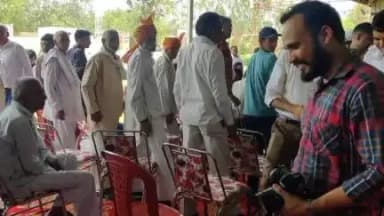 *'हरियाणा उदय आउटरीच'* कार्यक्रम के तहत विश्व रक्तदाता दिवस के अवसर पर रावमावि जैनाबाद (रेवाड़ी) में आयोजित रक्तदान शिविर में रक्तदाताओं को बैज लगाकर व प्रमाण पत्र सौंपकर प्रोत्साहित करते एसडीएम रेवाड़ी होशियार सिंह
#haryanauday #cmohry