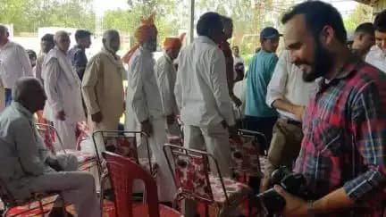*'हरियाणा उदय आउटरीच'* कार्यक्रम के तहत विश्व रक्तदाता दिवस के अवसर पर रावमावि जैनाबाद (रेवाड़ी) में आयोजित रक्तदान शिविर में रक्तदाताओं को बैज लगाकर व प्रमाण पत्र सौंपकर प्रोत्साहित करते एसडीएम रेवाड़ी होशियार सिंह
#haryanauday #cmohry