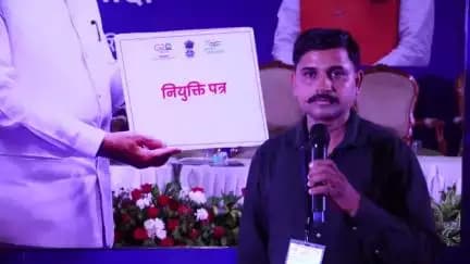 दिनांक 13.06.2023 को रतलाम शहर में आयोजित रोजगार मेले में नवनियुक्त अभ्यर्थियों को नियुक्ति पत्र प्रदान किए गए।