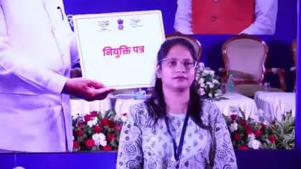 दिनांक 13.06.2023 को रतलाम शहर में आयोजित रोजगार मेले में नवनियुक्त अभ्यर्थियों को नियुक्ति पत्र प्रदान किए गए।