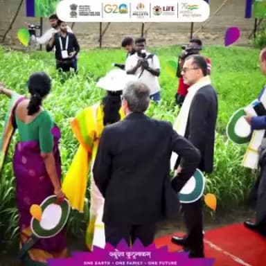 Hon'ble State Minister, Sushree shobha karandlaje MoA&FW GoI along with other international G20 delegates visited the #ShreeAnna (#Millets) fields during excursion to ICAR - Indian Institute of Millet Research, today during the #G20AMM2023
