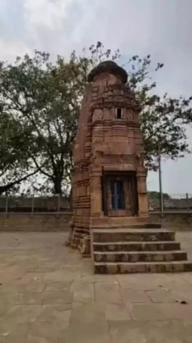 भगवान शिव को समर्पित इस मंदिर का निर्माण कलचुरी राजाओं के द्वारा 12वीं शताब्दी मे निर्माण कराया गया था।जिसे सीतादेवी मंदिर एवं सिया देवी मंदिर के नाम से जाना जाता है।