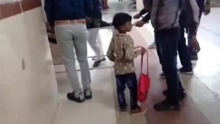 दतिया बाईक से गिरि महीला