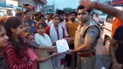 इंदरगढ़:- नगर के नेहरू युवा केंद्र के छात्र छात्राओं द्वारा कोचिंग सेंटरों के बाहर सीसीटीवी कैमरे लगवाने की मांग ।<nis:link nis:type=tag nis:id=दतिया nis:value=दतिया nis:enabled=true nis:link/>