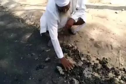करोड़ों की लागत से बन रही सड़कों का हर जगह ऐसे ही भ्रष्टाचार हो रहा है।