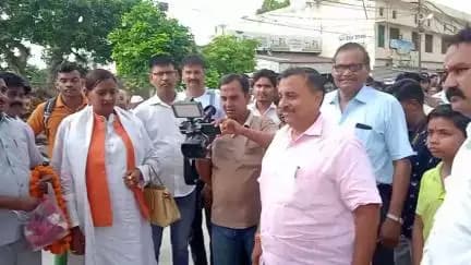 श्रीमती रानी अध्यक्ष महिला मोर्चा( राष्ट्रीय मानव अधिकार सपोर्ट भारत) पूर्व मुख्यमंत्री कपूरी ठाकुर प्रतिमा अनावरण