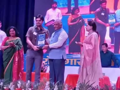 रोजगार मेला गाजियाबाद मे मुख्य अतिथि का नव नियुक्तों को नियुक्ति पत्र का वितरण
#Rozgar Mela

@cbdt_india
@finminindia