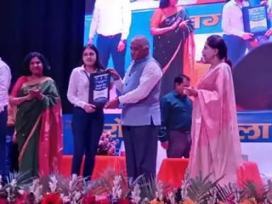 रोजगार मेला गाजियाबाद मे मुख्य अतिथि का नव नियुक्तों को नियुक्ति पत्र का वितरण
#Rozgar Mela

@cbdt_india
@finminindia