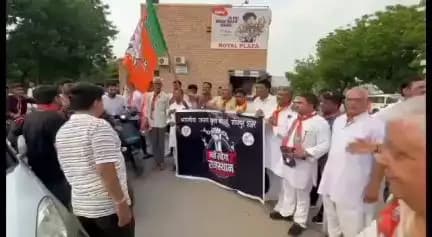 जोधपुर जालोरी गेट चौराहे से भाजपा युवा मोर्चा जोधपुर शहर से निकाली वाहन रैली कांग्रेस सरकार के खिलाफ किया विरोध प्रदर्श