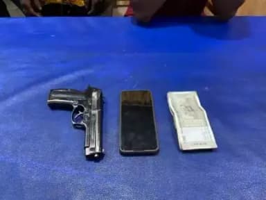 ओरमांझी थाना अंतर्गत मेदांता के पास पिस्टल दिखा कर लूट -पाट करने के मामले में ओरमांझी थाना द्वारा त्वरित कार्रवाई करते हुए कांड में सम्मलित दो अपराधकर्मी को गिरफ़्तार किया गया है तथा कांड में लूटी गई मोबाइल, पैसे, पिस्टल और कार बरामद किया ग