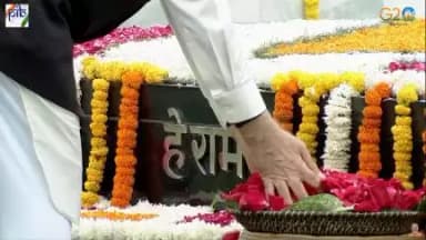भारत के प्रधानमंत्री नरेंद्र मोदी ने लाल किले में होने वाले #स्वतंत्रतादिवस समारोह से पहले राजघाट जाकर