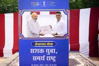 रोजगार मेला में आज दिनांक 28 अगस्त 2023 को माननीय प्रधानमंत्री ने वीडियो कॉन्फ्रेंसिंग के द्वारा सरकारी नौकरियों में चयनित 51000 से अधिक अभ्यर्थियों को नियुक्ति पत्रों का वितरण किया ।