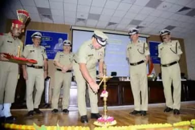 रोजगार मेला ग्वालियर के मुख्य अतिथि के रूप में श्री परविंदर सिंह बैंस, अपर महानिदेशक/ निदेशक सीमा सुरक्षा बल अकादमी ग्वालियर, उपस्थित हुए।