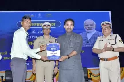 28 अगस्त 2023 को राष्ट्रीय औद्योगिक सुरक्षा अकादमी हैदराबाद में आयोजित रोजगार मेले में चयनित अभ्यर्थियों को नियुक्ति पत्र वितरित करते हुए श्री जी किशन रेड्डी, कैबिनेट मंत्री, पर्यटन, संस्कृति और उत्तर-पूर्वी क्षेत्र का विकास, भारत सरकार।