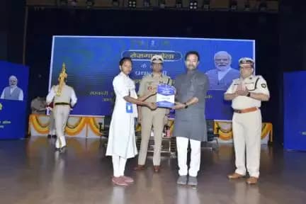 28 अगस्त 2023 को राष्ट्रीय औद्योगिक सुरक्षा अकादमी हैदराबाद में आयोजित रोजगार मेले में चयनित अभ्यर्थियों को नियुक्ति पत्र वितरित करते हुए श्री जी किशन रेड्डी, कैबिनेट मंत्री, पर्यटन, संस्कृति और उत्तर-पूर्वी क्षेत्र का विकास, भारत सरकार।