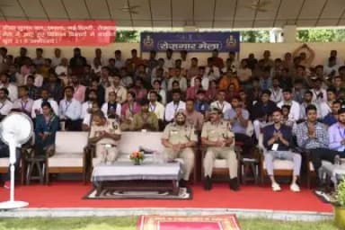 सीमा सुरक्षा बल, छावला, नई दिल्ली, रोजगार मेले में आए हुए विभिन्न विभागों में चयनित कुल 219 उम्मीदवार।