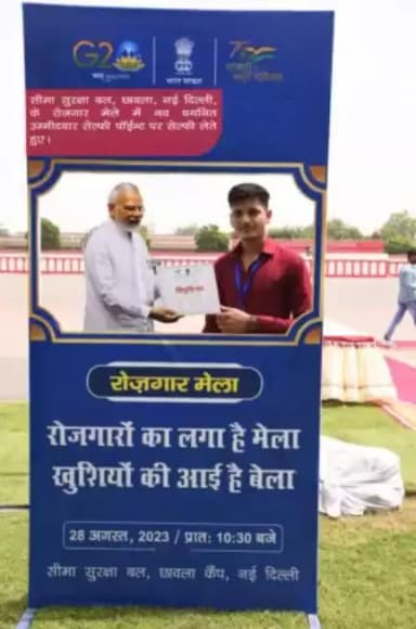 सीमा सुरक्षा बल, छावला, नई दिल्ली, के रोजगार मेले में नव चयनित उम्मीदवार सेल्फी पाॅईन्ट पर सेल्फी लेते हुए।