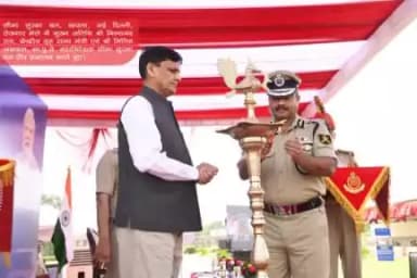 सीमा सुरक्षा बल, छावला, नई दिल्ली, रोजगार मेले में मुख्य अतिथि श्री नित्यानंद राय, केन्द्रीय गृह राज्य मंत्री एवं श्री नितिन अग्रवाल, भा.पु.से. महानिदेशक सीमा सुरक्षा बल दीप प्रज्वलन करते हुए।