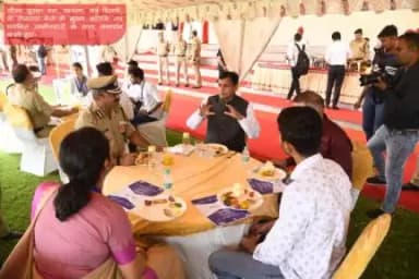 सीमा सुरक्षा बल, छावला, नई दिल्ली, के रोजगार मेले में मुख्य अतिथि नव चयनित उम्मीदवारों के साथ जलपान करते हुए।