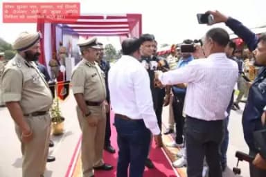 सीमा सुरक्षा बल, छावला, नई दिल्ली, के रोजगार मेले में मुख्य अतिथि मिडिया को सम्बोधित करते हुए।