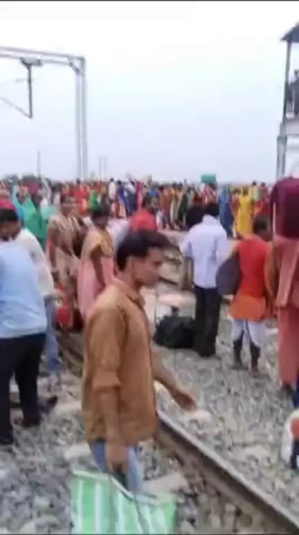 jile ke prasiddh katyayni mandir Jane ke kram me raste Sarkar ki khel rha Pol.