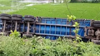 #एन एच 57पर पिपरा के समीप ड्राईवर को नींद लगने के कारण ट्रक पलटी  मार दी बाल-बाल बचा खलासी एंव ड्राईवर