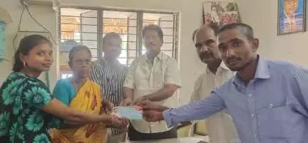 నూతన పెన్షన్లు లు పంపిణీ చేసిన అప్పలాయగుంట గ్రామ సర్పంచ్ D. శేషాద్రి రెడ్డి గారు.