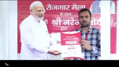 रोजगार मेले के नौवें संस्करण में प्रतिभागी अपना अनुभव/ विचार साझा करते हुए