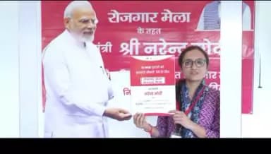 रोजगार मेले के नौवें संस्करण में प्रतिभागी अपना अनुभव/ विचार साझा करते हुए