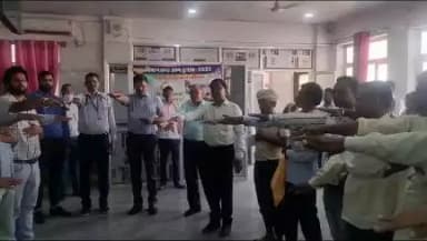 राजकीय जिला चिकित्सालय महवा दौसा में मतदान जागरूकता कार्यक्रम एवं मतदानकरने की शपथ।  @ceorajasthan #myvotemyvoice