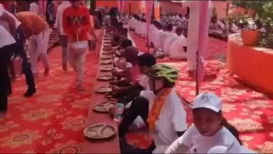 रेवाड़ी जिला में दोपहर का भोजन साइकिल यात्रा के सदस्यगण को पूर्ण सात्विक तरीके से पारम्परिक हरियाणवी शैली में कराया गया।