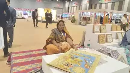 बिहार, मधुबनी जिला लहेरियागंज के प्रसिद्ध शांति देवी नेशनल अवार्ड मिल चुका है अपने कला के माध्यम से भारत की चंद्रयान विजय को व्यक्त कर रही है बिहार के लिए गर्व की बात हैं