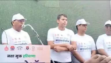 रेवाड़ी शहर के राव तुलाराम स्टेडियम के सामने से साइक्लोथोन को महेंद्रगढ़ जिला के लिए हरियाणा सरकार के जनस्वास्थ्य एवं सहकारिता मंत्री डॉ. बनवारी लाल ने अपना शुभ संदेश देकर रवाना किया।