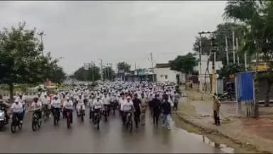 रेवाड़ी शहर के राव तुलाराम स्टेडियम के सामने से साइक्लोथोन को महेंद्रगढ़ जिला के लिए हरियाणा सरकार के जनस्वास्थ्य एवं सहकारिता मंत्री डॉ. बनवारी लाल ने अपना शुभ संदेश देकर रवाना किया।