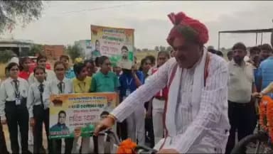 रेवाड़ी जिला के कोसली विधानसभा क्षेत्र में पहुंचने पर विधायक लक्ष्मण सिंह यादव ने ड्रग फ्री हरियाणा थीम के साथ चल रही साईकिल यात्रा में भागीदारी निभाते हुए नशे से दूर रहने के लिए प्रेरित किया।